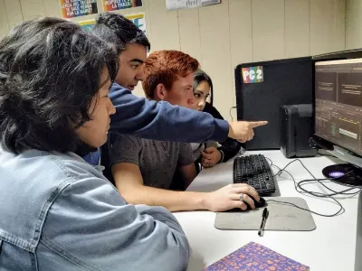 Un grupo de estudiantes trabajan en la edición de su cortometraje