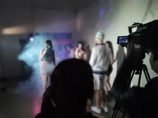 Detrás de escena de «"+" de una»